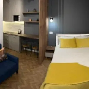 Florent's Superb Studio, Free Parking & Garden!! Séjour chez l'habitant Tirana